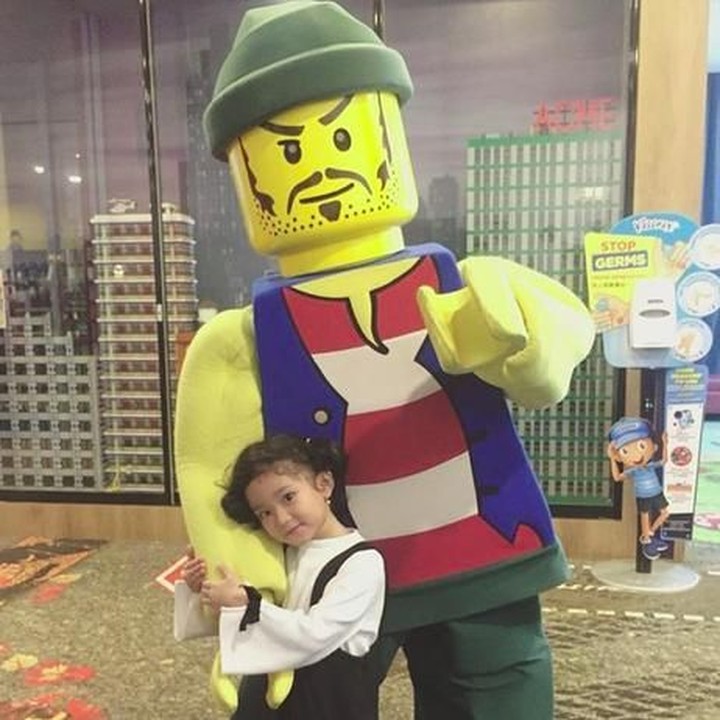 <p> Bilqis nggak takut lho pada mainan besar macam lego ini. (Foto: Instagram @ayutingting92) <br /><br /></p>