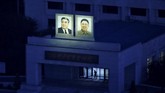 FOTO: Potret Kim Jong-un dan Keluarga Ada di Tiap Sudut Korut Setiap melangkahkan kaki di Korea Utara, salah satu pemandangan utama yang tersaji adalah potret keluarga Kim Jong-un dan leluhurnya sebagai penguasa.