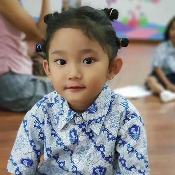 <p>Bilqis sekarang sudah sekolah. Gaya kucir empat rambut keritingnya menggemaskan banget. (Foto: Instagram @ayutingting92)</p>