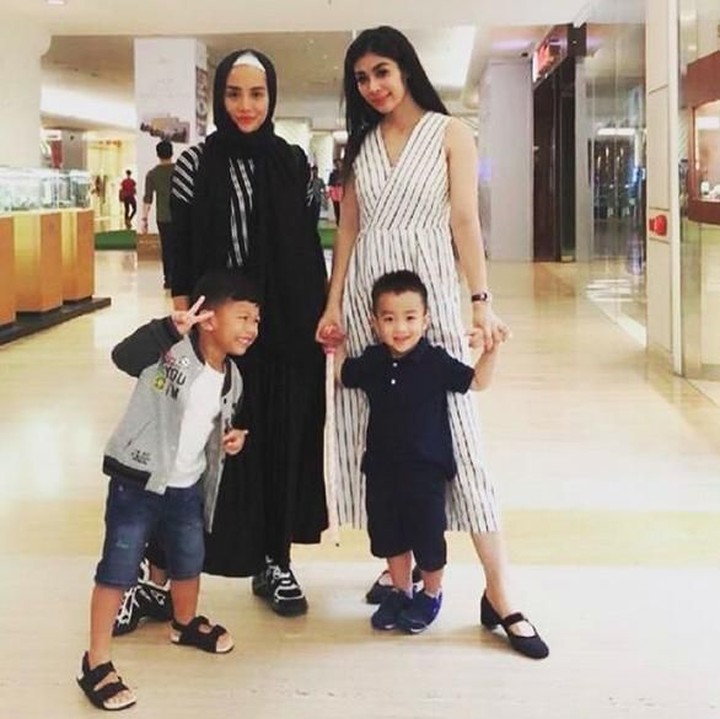 <p>Arkan hangout bareng teman Bunda Shinta, nih. Bajunya kompakan ya, Bun. (Foto: Instagram @shintabachir86_real)</p>