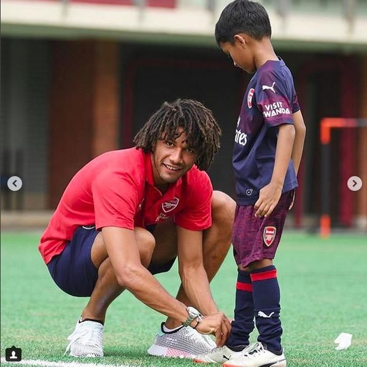 <p>Sabarnya pemain Arsenal ini mengikatkan tali sepatu seorang anak. (Foto: Instagram @arsenal)<br /><br /></p>