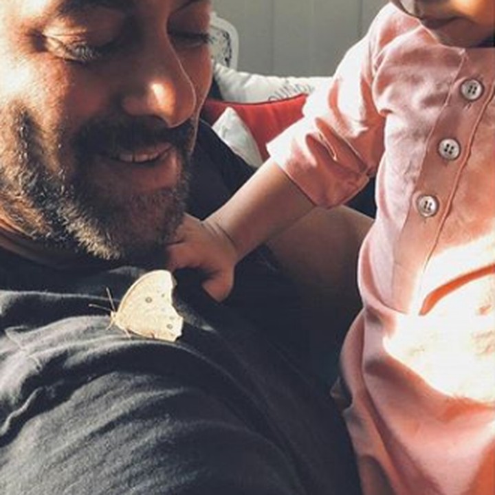 <p>Lihat kupu-kupu bersama paman. Ahil kelihatan sangat dekat ya dengan paman Salman Khan. (Foto: Instagram @ahilsharma30)</p>
