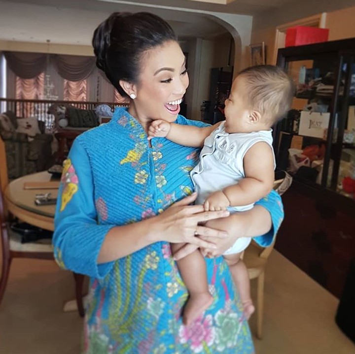 <p>Bunda Sara lagi ngobrolin apa sih sama Wira? Seru banget kayaknya. He-he-he. (Foto: Instagram/ @rahayusaraswati)</p>