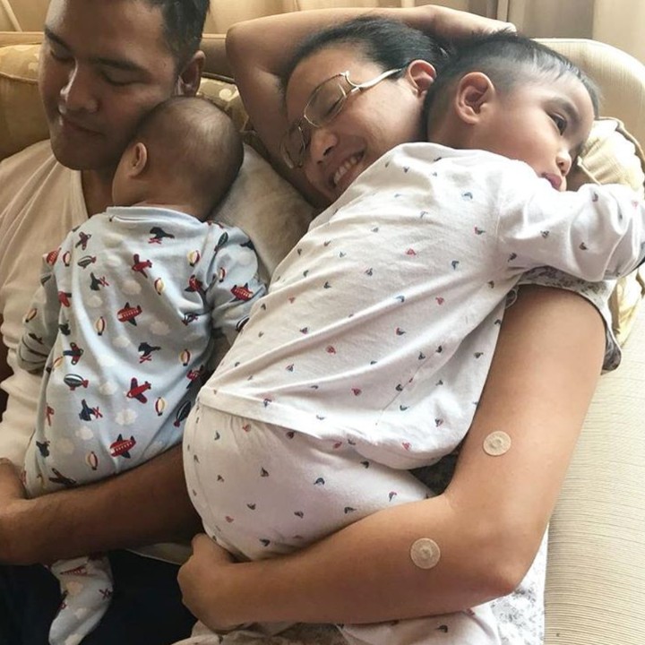 <p>Masing-masing sudah dapat jatah menggendong siapa ya. He-he-he. (Foto: Instagram/ @rahayusaraswati)  </p>