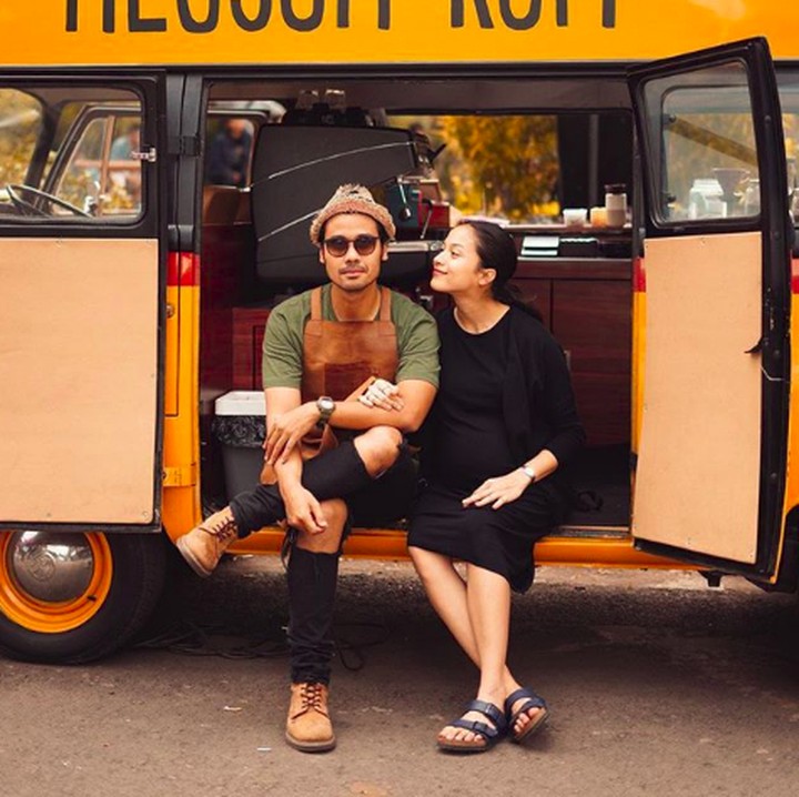 Walau hamil, Putri tetap menemani sang suami syuting lho. Foto: Instagram/putrimarino)