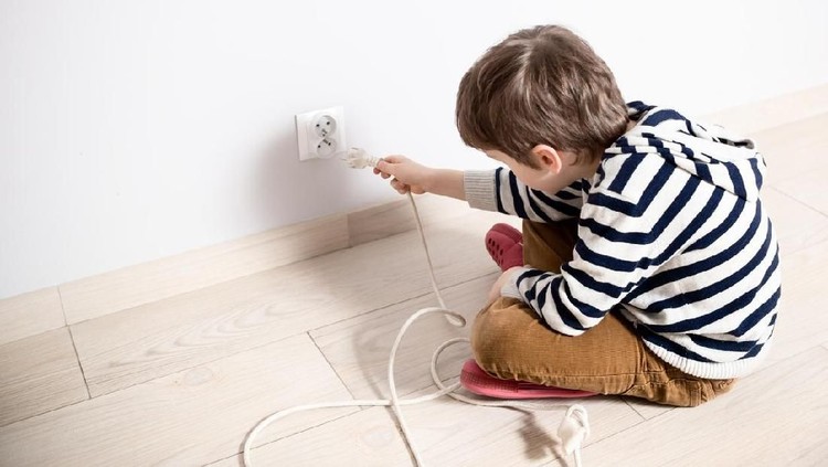 5 Langkah Mudah Mencegah Anak Tersetrum Listrik Anak tersetrum listrik menjadi salah satu mimpi buruk orang tua. Berikut ini lima langkah yang mudah dilakukan untuk mencegah anak tersetrum listrik.