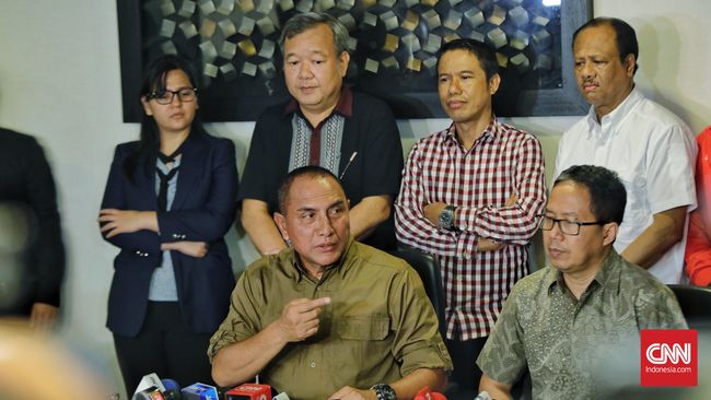 PSSI dan Bentuk Nyata 'Kentut' Pengaturan Skor PSSI yang tidak sehat dan pengaturan skor adalah dua masalah yang sudah lama terjadi. Keduanya ibarat kentut yang membuat orang semaput, tapi tak bisa dipegang.