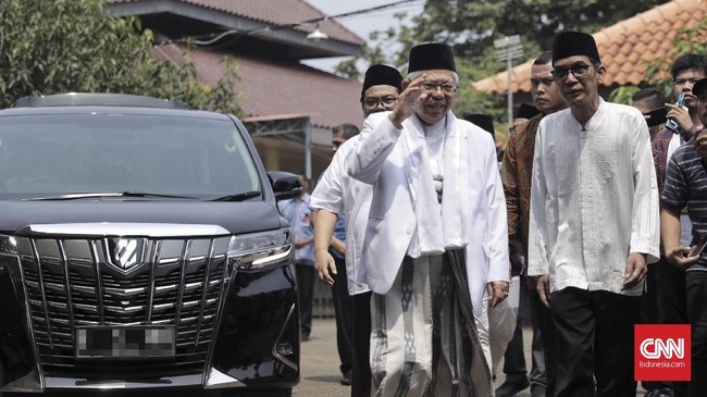 Kunjungan ke beberapa pesantren dan ulama di Jawa Timur diklaim sebagai upaya cawapres Ma'ruf Amin merebut kantong-kantong mayoritas pemilih muslim.