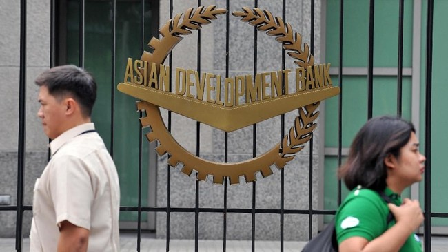 ADB menyetujui gelontoran utang Rp7,69 triliun bagi Indonesia. Utang digelontorkan untuk reformasi iklim investasi. (AFP PHOTO / TED ALJIBE). Jakarta, CNN Indonesia --