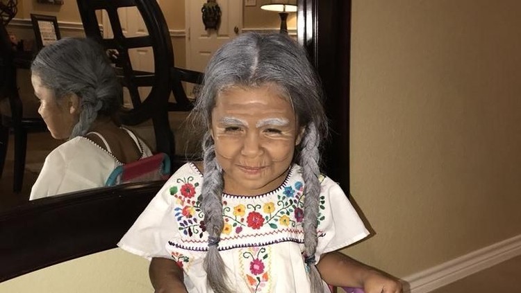 Cerita Bocah 5 Tahun Didandani Jadi Tokoh Disney Mama Coco Film Coco punya makna sendiri untuk keluarga ini. Alhasil, sang ibu mendandani anaknya yang berusia 5 tahun menjadi tokoh 'Mama Coco'.