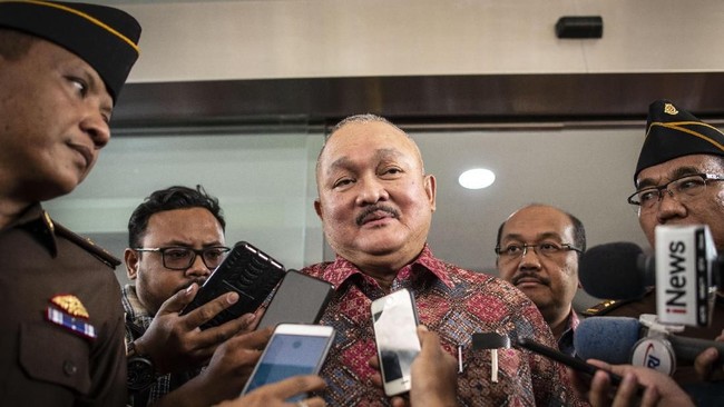 Penangkapan Bupati Musi Banyuasin, Dodi Reza Alex Noerdin, hanya berselang sebulan setelah ayahnya, Alex Noerdin, ditetapkan tersangka oleh Kejagung.