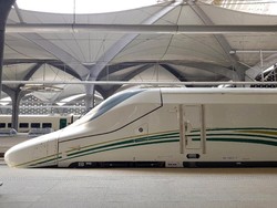 Kereta Haramain Canggih Melesat Bawa Jamaah Haji Lintasi Arab