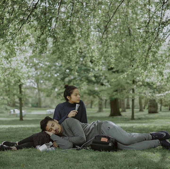 Jangan baper melihat kemesraan Chicco dan Putri saat piknik kayak gini ya. Foto: Instagram/putrimarino)