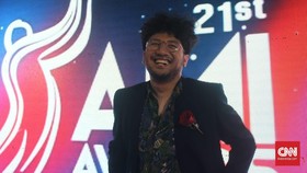 Visual Absurd Penuh Makna dari Kunto Aji di 'Topik Semalam'