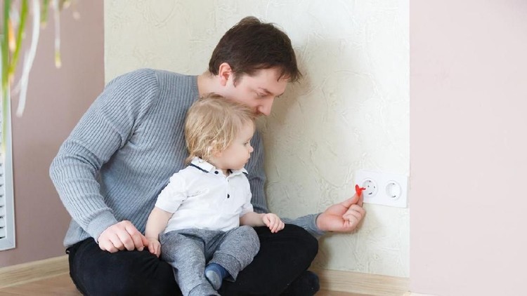 Anak tersetrum listrik menjadi salah satu mimpi buruk orang tua. Berikut ini lima langkah yang mudah dilakukan untuk mencegah anak tersetrum listrik.