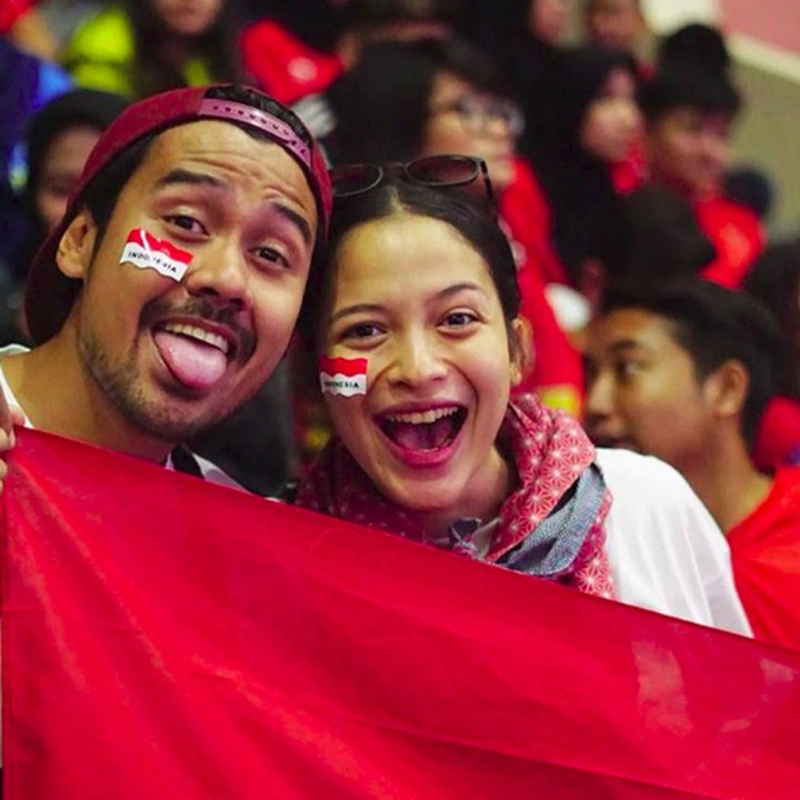 Mesra sama pasangan bisa dengan berbagai cara, salah satunya dengan nonton Asian Games bareng. Foto: Instagram/putrimarino)