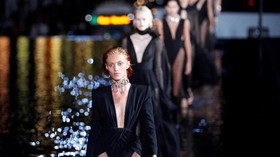 Saint Laurent Borong 4.000 'Baju Antik' Buatannya Sendiri