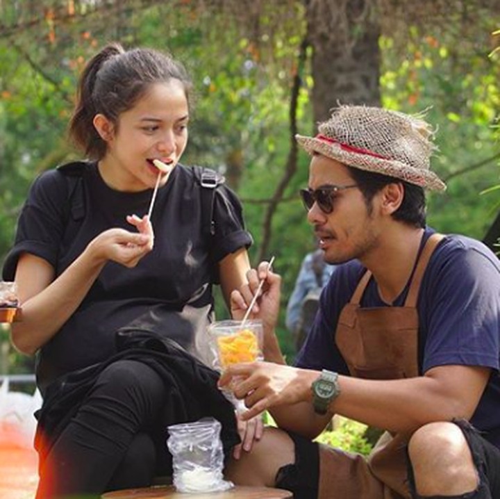 So sweet banget nggak sih, Bun, makan berdua begini. Foto: Instagram/putrimarino)