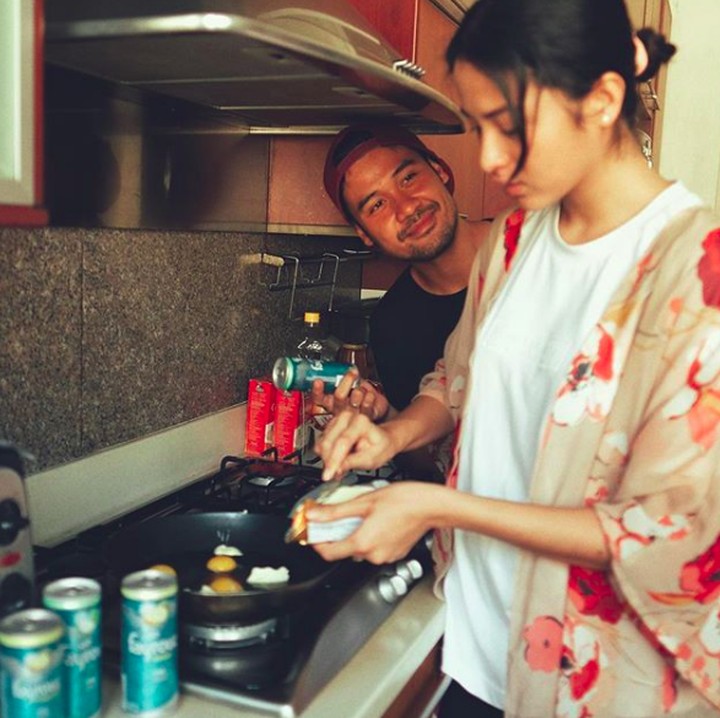 Pandangan mesra Chicco saat istri masak tuh sukses bikin melting. Foto: Instagram/putrimarino)