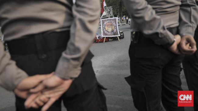 Demo saat Kunjungan Jokowi, Tiga Petani Tuban Diamankan Tiga petani diamankan polisi saat melakukan protes penolakan pembelian lahan kala Jokowi kunjungan ke pembangunan kilang minyak TPPI Tuban.