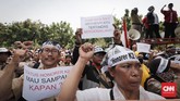 FOTO: Aksi Honorer K2 DKI Jakarta Tuntut Status PNS Forum Honorer K2 DKI melakukan aksi di depan Balaikota Jakarta. Hari yang sama, pendaftaran CPNS di situs SSCN yang dikelola BKN sudah bisa diakses masyarakat.