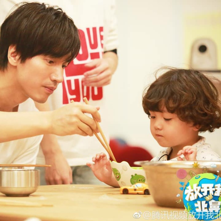 <p>Lihat deh, Jerry Yan luwes banget ya saat menemani makan seorang anak. (Foto: Instagram/jerryyanindo)</p>