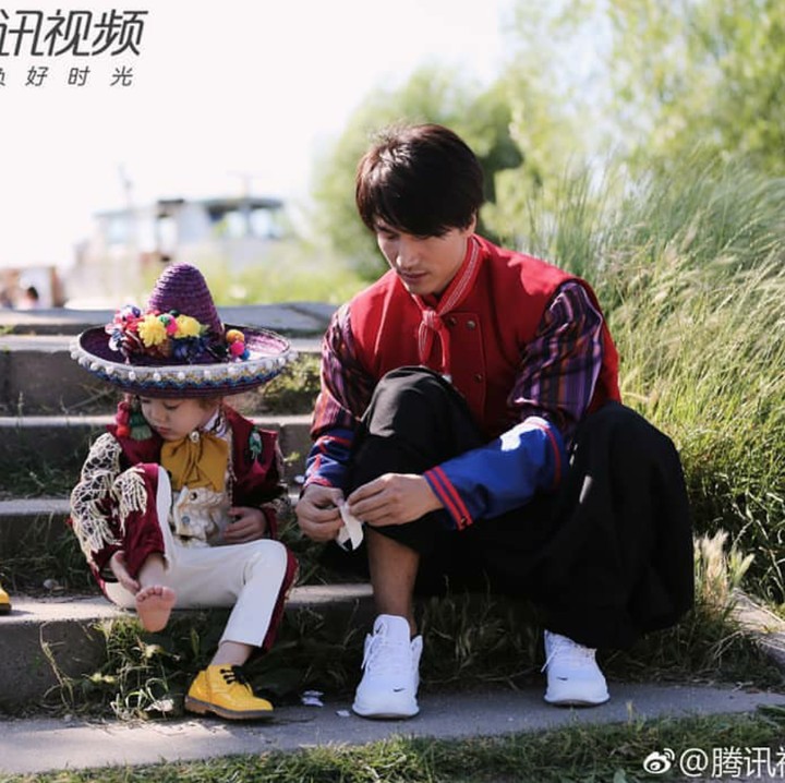 <p>Telaten banget memakaikan seorang anak sepatu, Jerry Yan sudah mahir banget melakukan tugas seorang ayah. He-he-he. (Foto: Instagram/fangkaiwobeibi_gallery)</p>