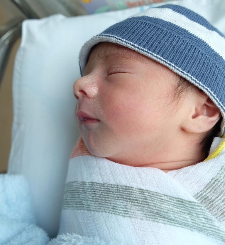 Baru Melahirkan, Ini Wajah Lucu Anak Kedua Carissa Puteri Aktris cantik, Carissa Puteri, baru saja melahirkan anak kedua pada 25 September lalu. Insertizen yang penasaran yuk kita intip fotonya.