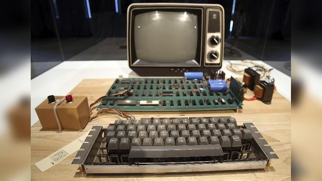 Komputer generasi pertama Apple-1 laku US$375 atau sekitar Rp5,5 miliar dalam sebuah lelang yang dilakukan oleh RR Auction di Boston, AS.