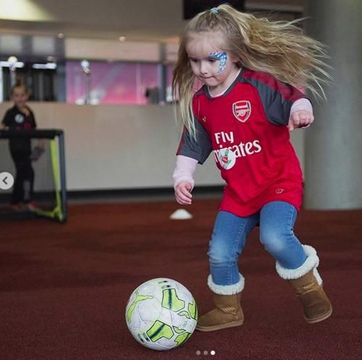 <p>Menggemaskan banget aksi seorang gadis kecil saat akan menendang bola.  (Foto: Instagram @juniorgunners)</p>