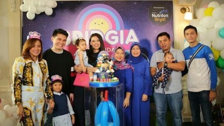 Anak pertama dari Acha Septriasa dan Vicky Kharisma, Bridgia Kalina Kharisma atau yang akrab dipanggil Baby Brie, baru saja merayakan ulang tahun pertamanya.