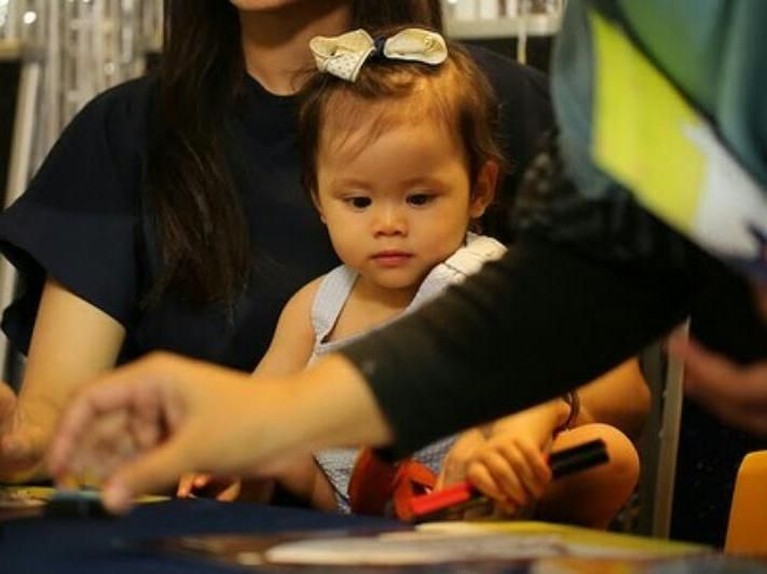 Anak pertama dari Acha Septriasa dan Vicky Kharisma, Bridgia Kalina Kharisma atau yang akrab dipanggil Baby Brie, baru saja merayakan ulang tahun pertamanya.