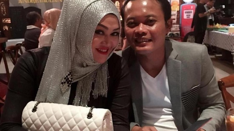 Bak kisah layangan putus, mantan istri Sule ternyata merenggut suami orang.