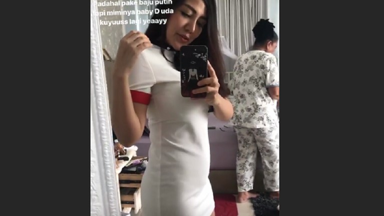 Bella Shofie memmerkan tubuhnya yang langsing usai melahirkan anak pertamanya pada 9 September 2018.