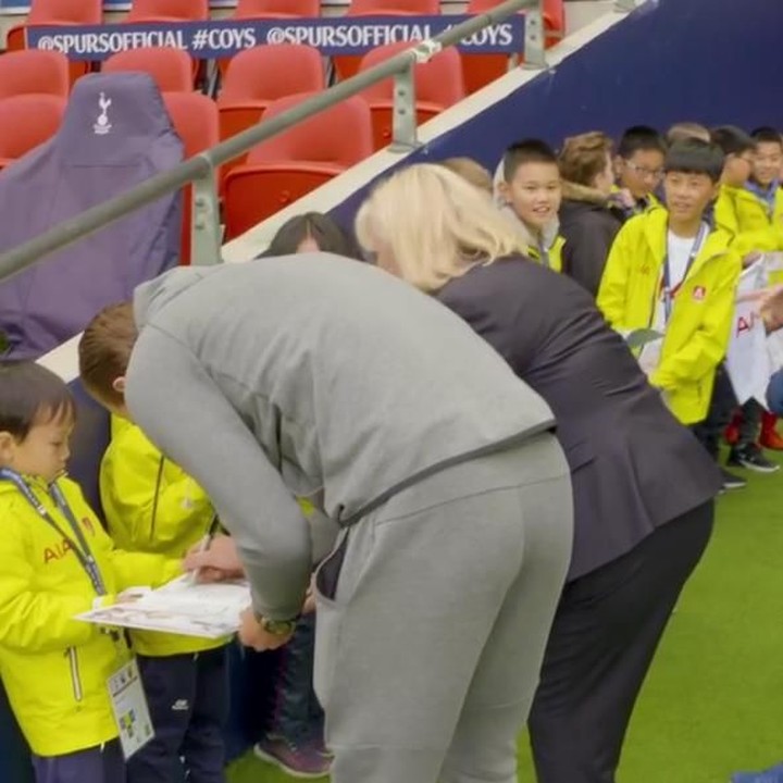 <p>Asyik, masing-masing anak dapat tandatangan Harry Kane. Senangnya! (Foto: Instagram @spursofficial)<br /><br /></p>