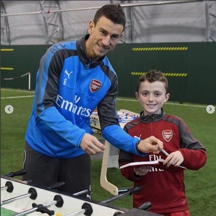 <p>Udah dapat tanda tangan dari pemain Arsenal, foto dulu yuk. (Foto: Instagram @juniorgunners)</p>