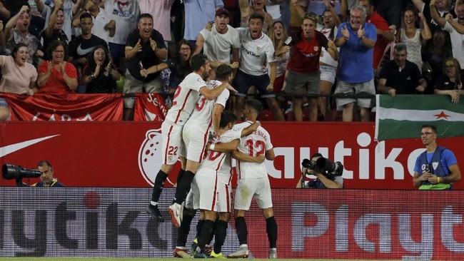 Sevilla mengadakan pesta besar-besaran usai mengalahkan Real Madrid 3-0 pada pertandingan Liga Spanyol di Stadion Ramon Sanchez Pizjuan, Rabu (26/9).