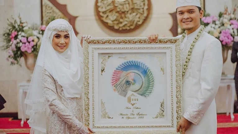 Potret Bahagian Pernikahan Anisa Rahma dan Dito Anisa Rahma kini telah resmi dipersunting oleh Anandito Dwi atau yang akrab dipanggil Dito. Pernikahan itu kental dengan nuansa yang syar'i.