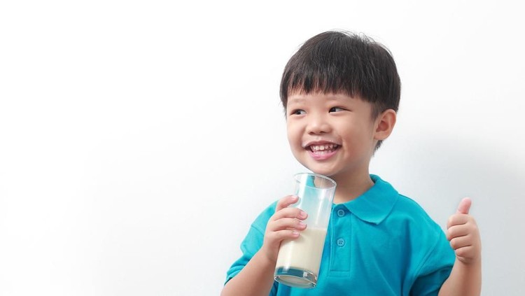 Asupan nutrisi yang diperlukan untuk pertumbuhan dan perkembangan terdiri dari nutrisi makro dan nutrisi mikro.