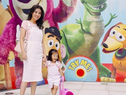 Gaya Kompak Sarwendah dan si Kecil Alia