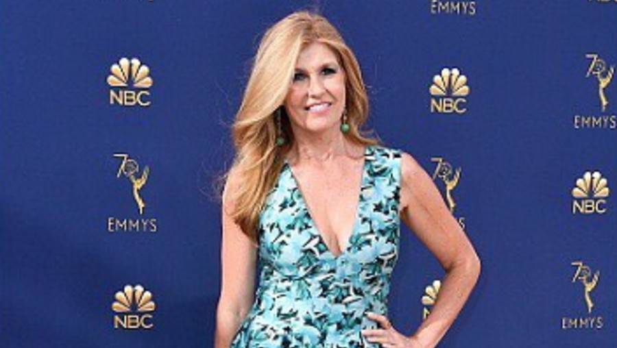 3. Connie Britton Yuk, intip lagi lima gaun terbaik para selebriti di red carpet ajang Emmy Awards 2018.