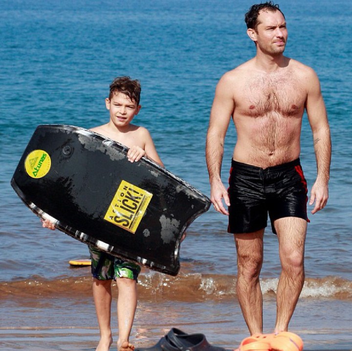 <p>Jude Law si pemeran Dumbledore saat main bareng salah satu anaknya, Rudy Law di pantai. (Foto: Instagram/lawjude)</p>