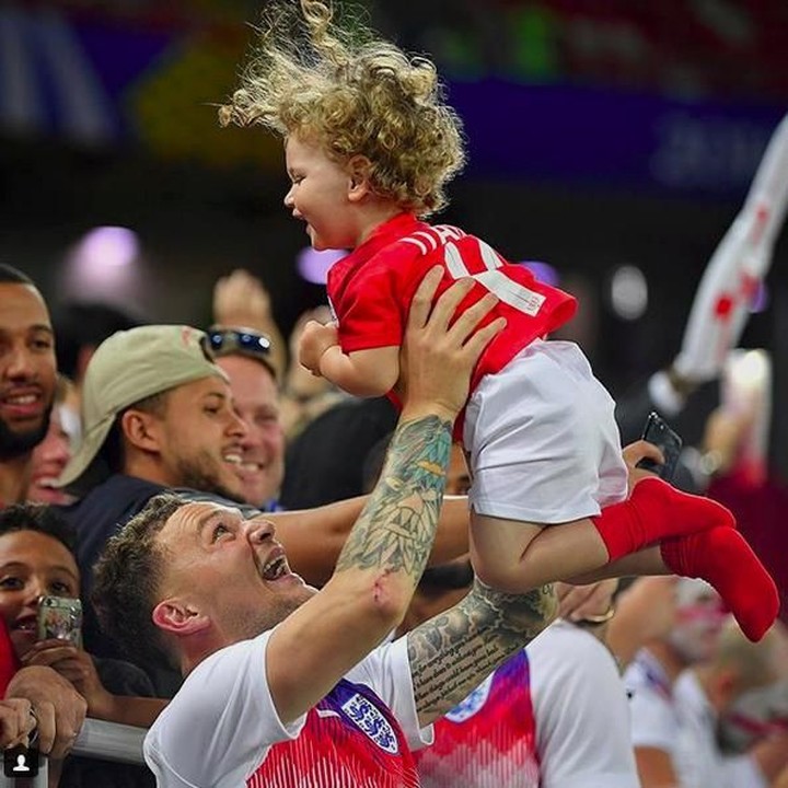 <p>Seorang anak gembira banget diangkat tinggi-tinggi oleh pemain Tottenham Hotspur. (Foto: Instagram @spursofficial)</p>