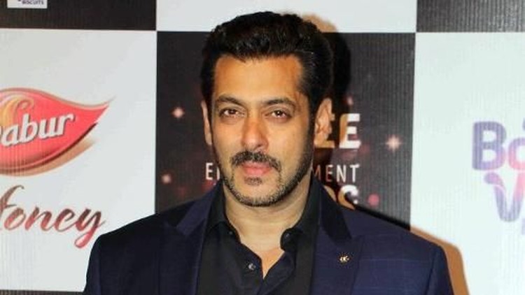 salman khan Indian Bollywood actor Salman Khan attends the politician Baba Siddique’s Annual Iftar party in Mumbai on June 10, 2018. / AFP PHOTO / Sujit Jaiswal