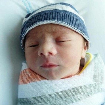 Baru Melahirkan, Ini Wajah Lucu Anak Kedua Carissa Puteri