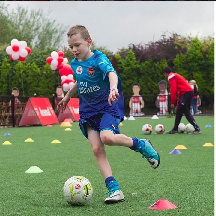 <p>Ayo masukkan bolanya ke gawang, Nak! Gol! (Foto: Instagram @juniorgunners)</p>