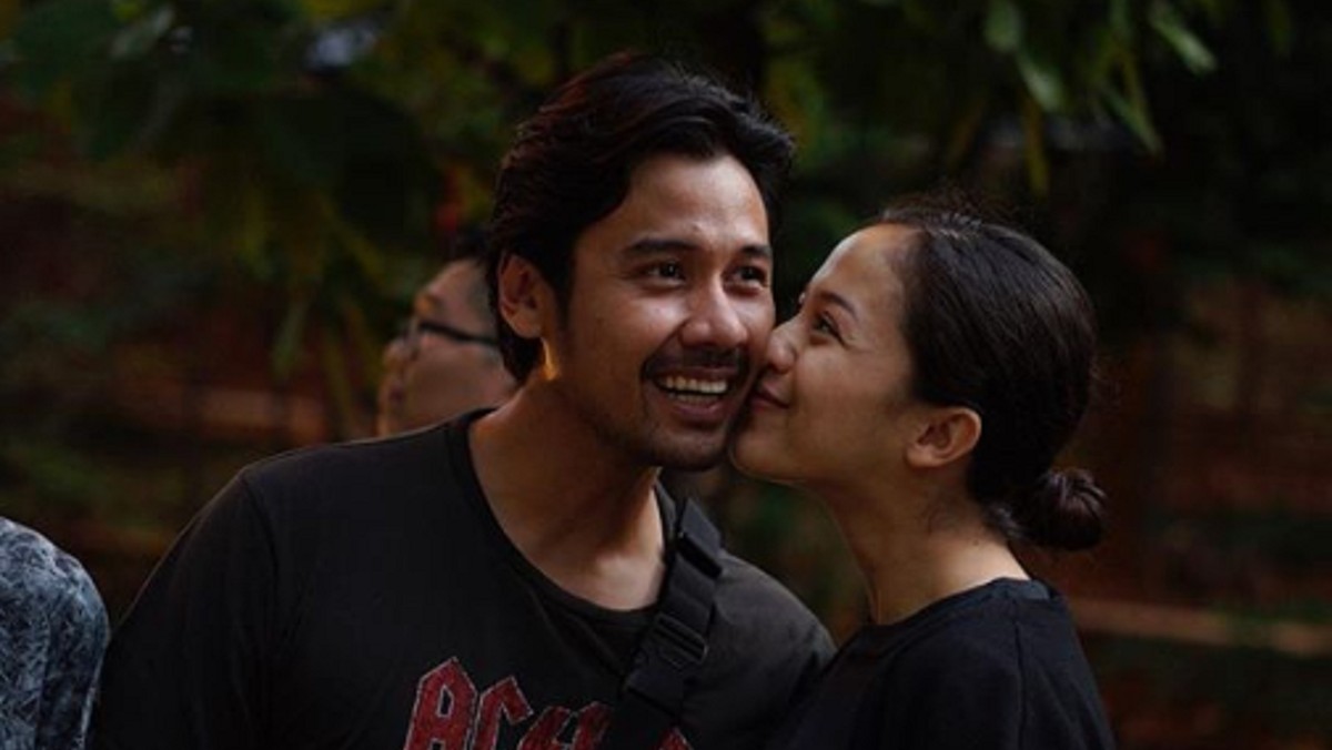 Kebahagiaan tengah menyelimuti pasangan Putri Marino dan Chicco Jerikho&period;