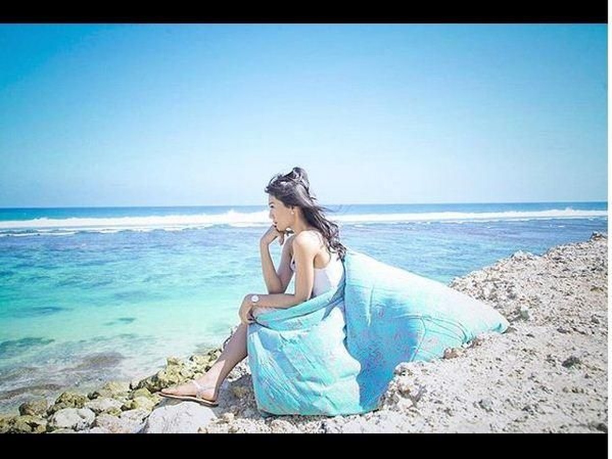 Usai resmi dinikahi komedian sekaligus sutradara dan youtuber&comma; Raditya Dika&comma; pada Mei lalu&comma; Annisa Aziza kini habiskan waktu berlibur di Bali&period;