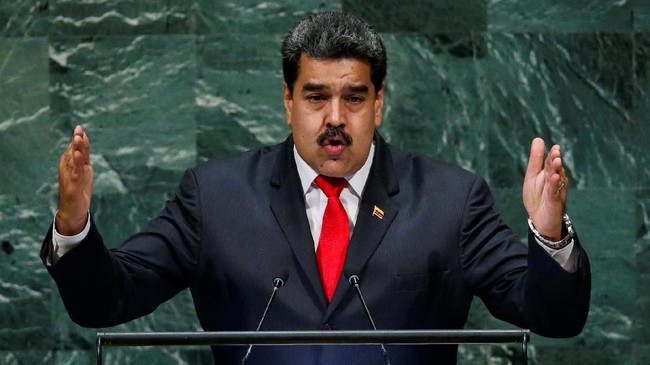 Presiden Venezuela Nicolas Maduro muncul di sebuah acara televisi bersama petinggi militer, meyakinkan publik bahwa angkatan bersenjata tidak mendukung kudeta.