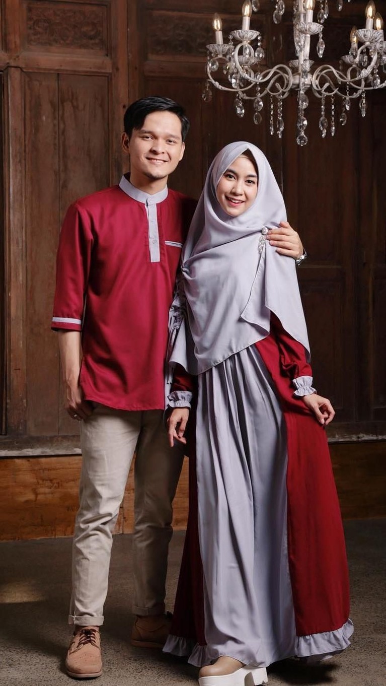 Anisa Rahma kini telah resmi dipersunting oleh Anandito Dwi atau yang akrab dipanggil Dito. Pernikahan itu kental dengan nuansa yang syar'i.